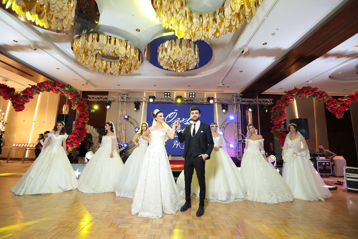 В Баку представили свадебное платье в виде праздничного торта