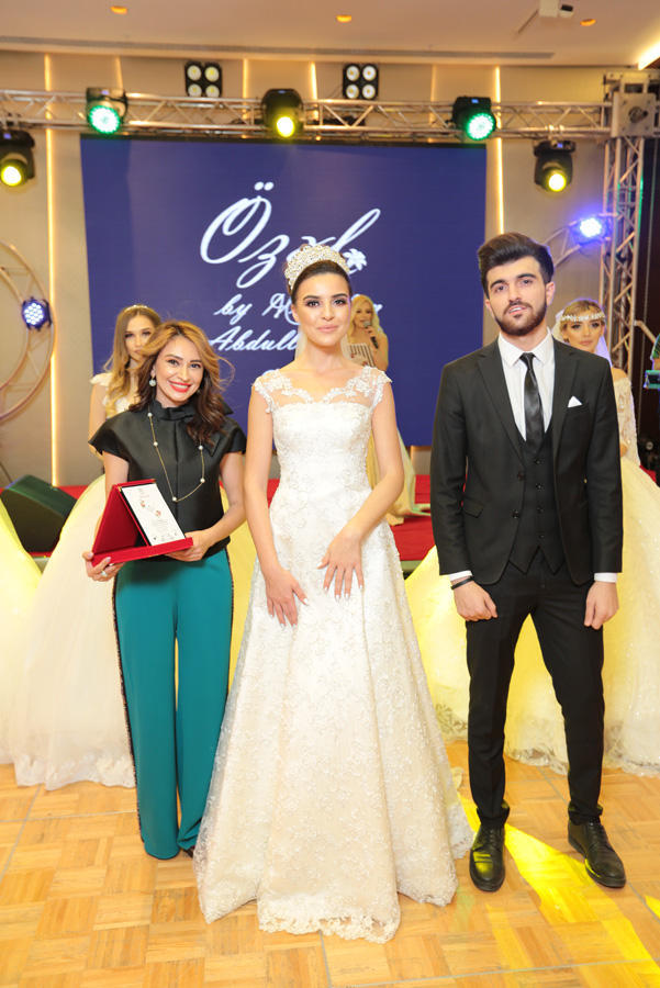 В Баку представили свадебное платье в виде праздничного торта