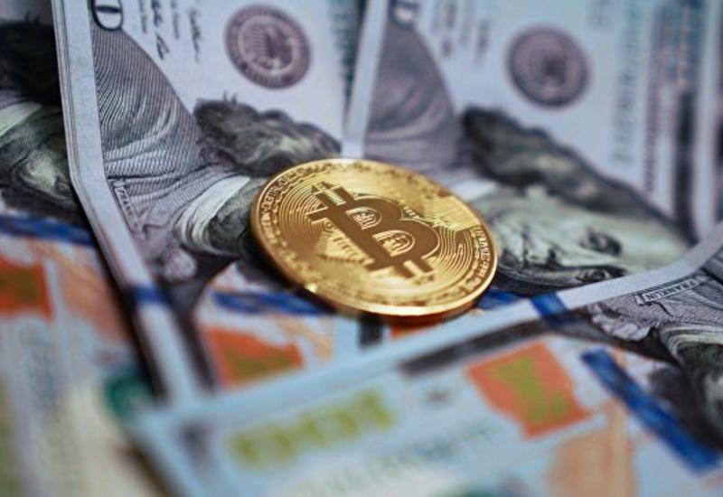 Стоимость биткоина опустилась до минимума более чем за год