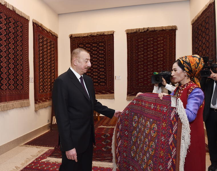 Президенты Азербайджана и Туркменистана выступили с заявлениями для печати