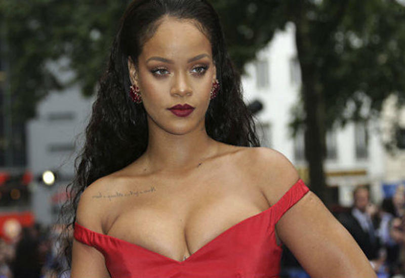 Rihanna İnstaqramda soyundu - FOTO