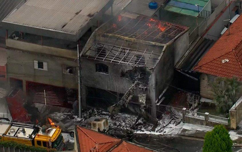 Самолет упал на жилые дома в Бразилии, есть погибшие и много пострадавших