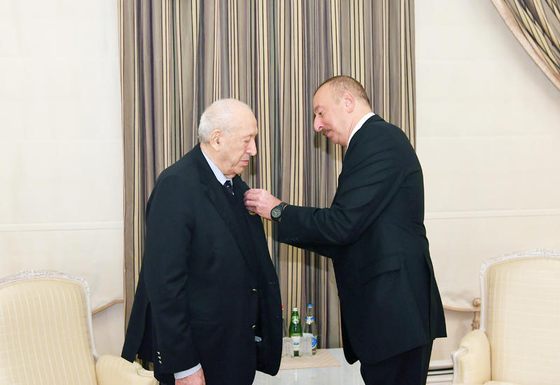 Президент Ильхам Алиев вручил орден «Эмек» Таиру Салахову
