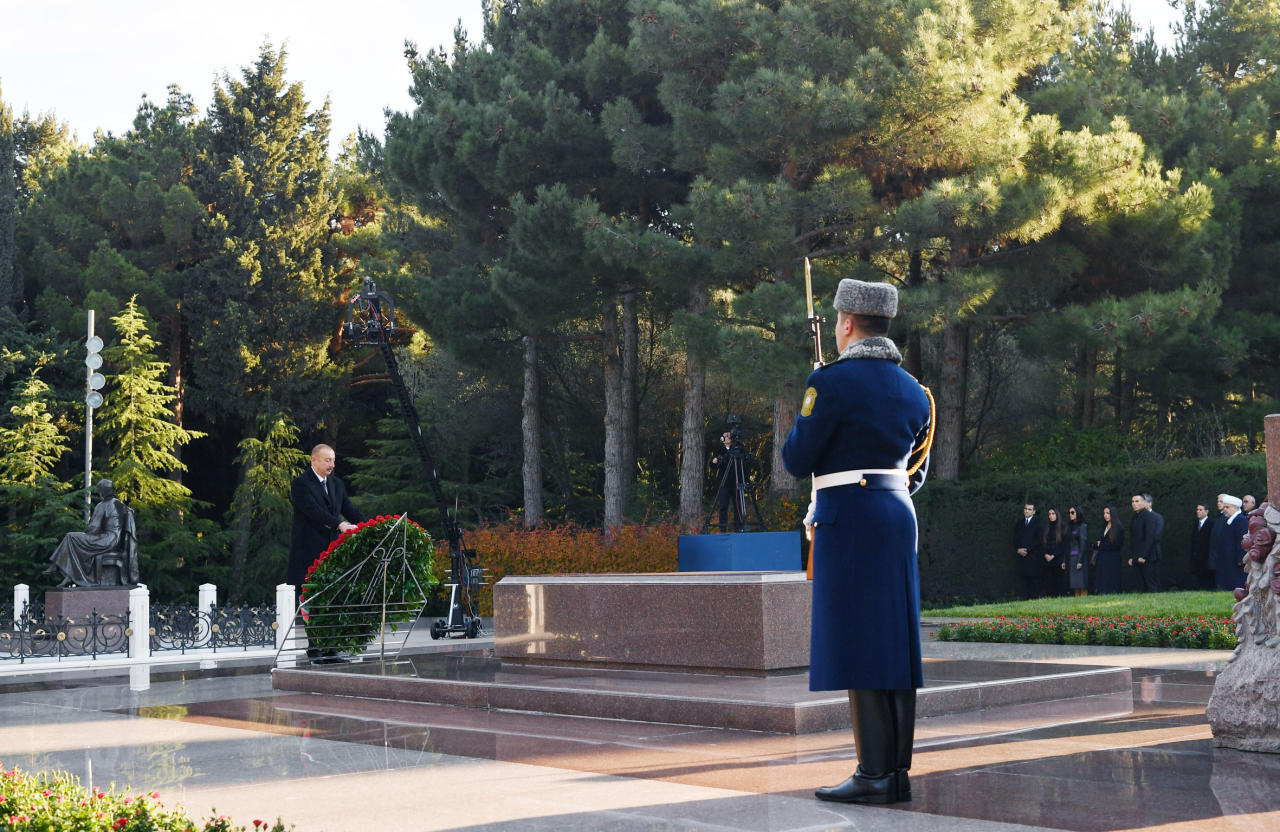 Президент Ильхам Алиев и Первая леди Мехрибан Алиева посетили могилу Общенационального лидера Гейдара Алиева