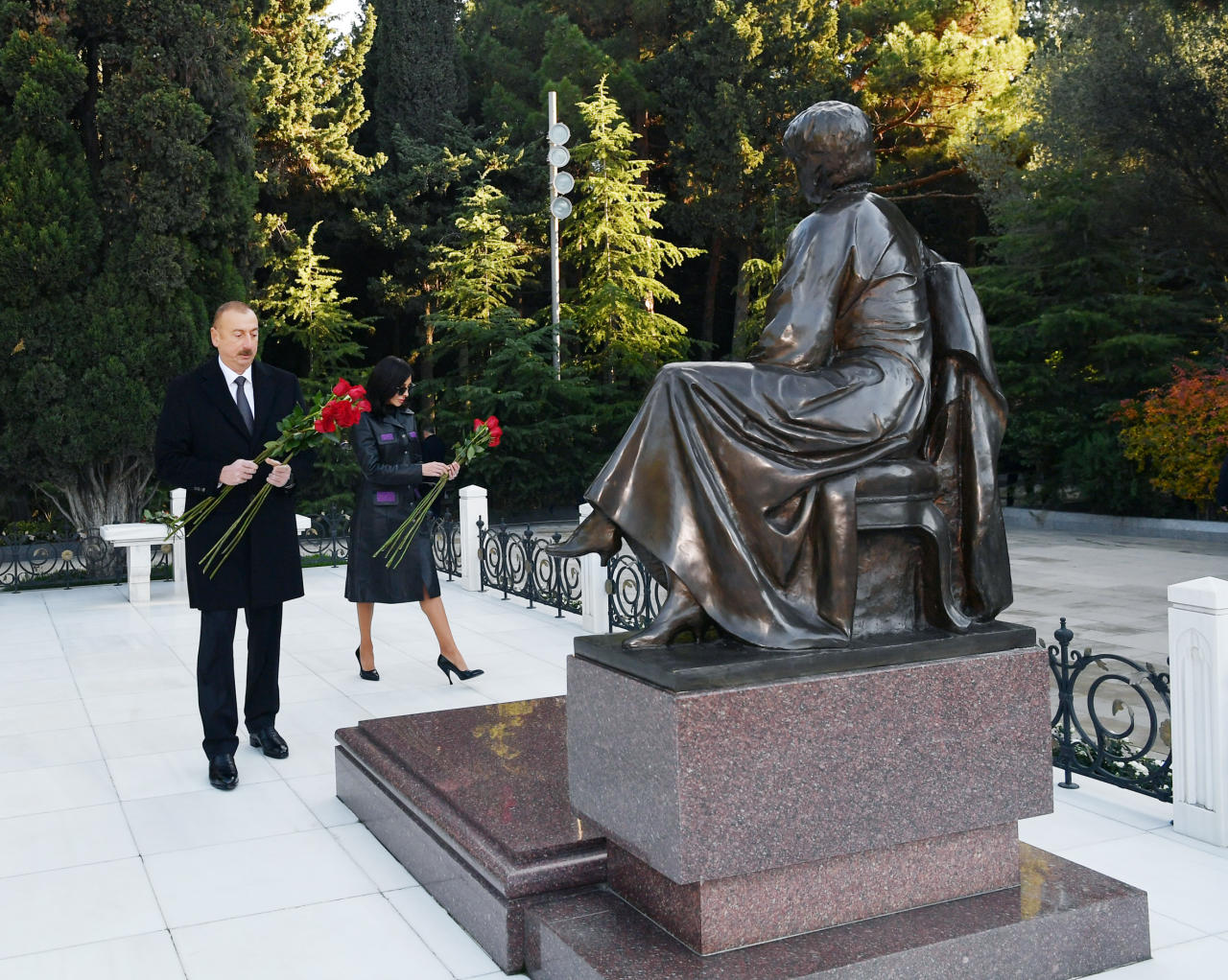 Президент Ильхам Алиев и Первая леди Мехрибан Алиева посетили могилу Общенационального лидера Гейдара Алиева