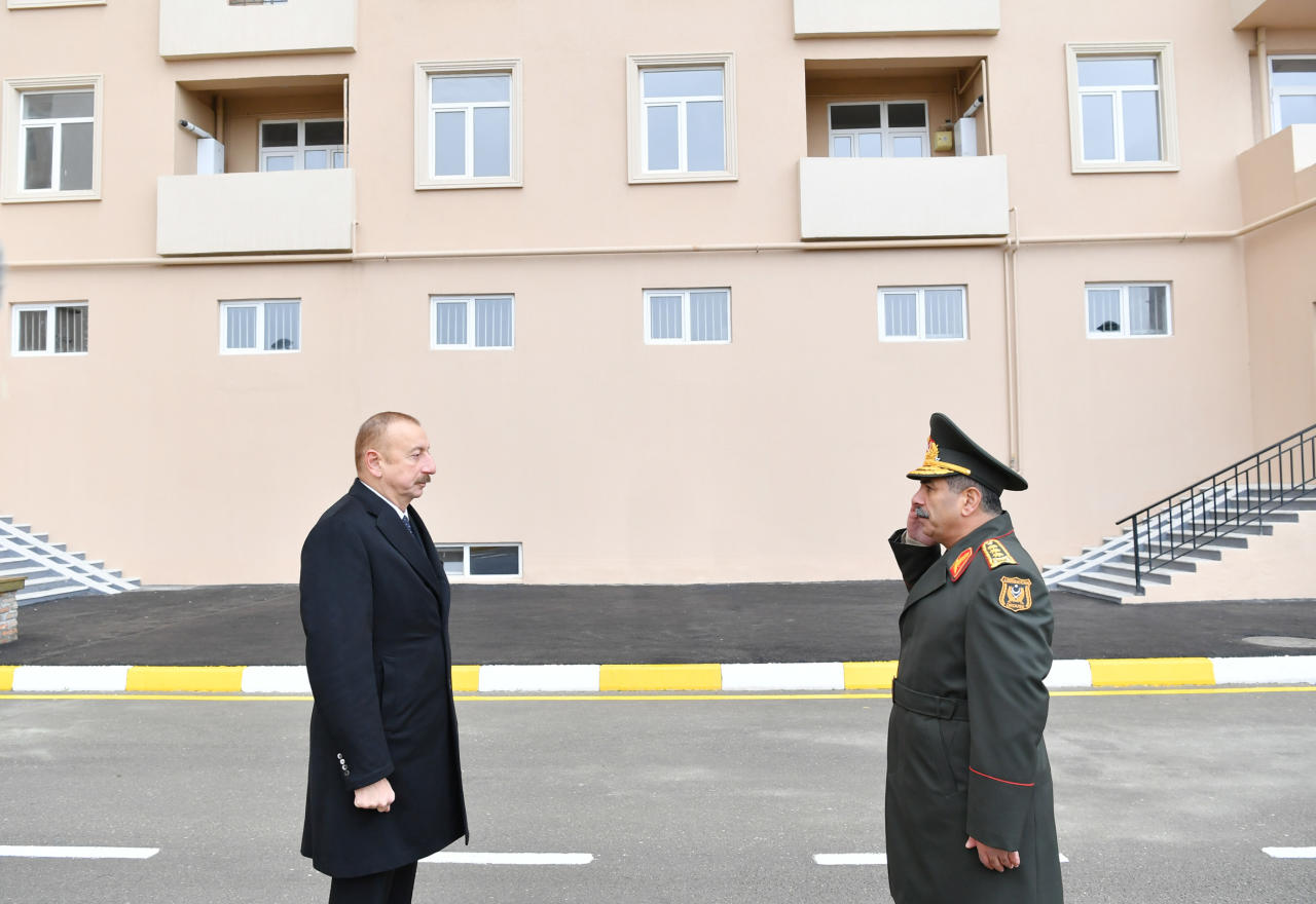 Президент Ильхам Алиев принял участие в церемонии выдачи новых квартир военнослужащим в Баку