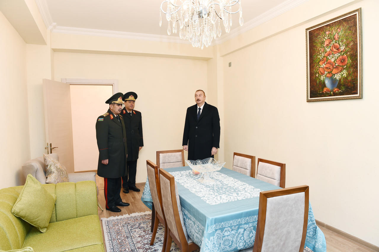 Президент Ильхам Алиев принял участие в церемонии выдачи новых квартир военнослужащим в Баку