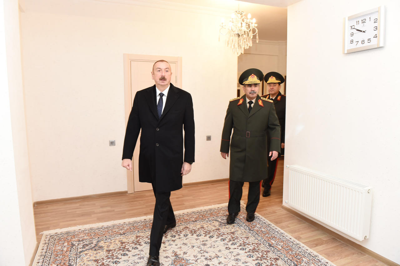 Президент Ильхам Алиев принял участие в церемонии выдачи новых квартир военнослужащим в Баку