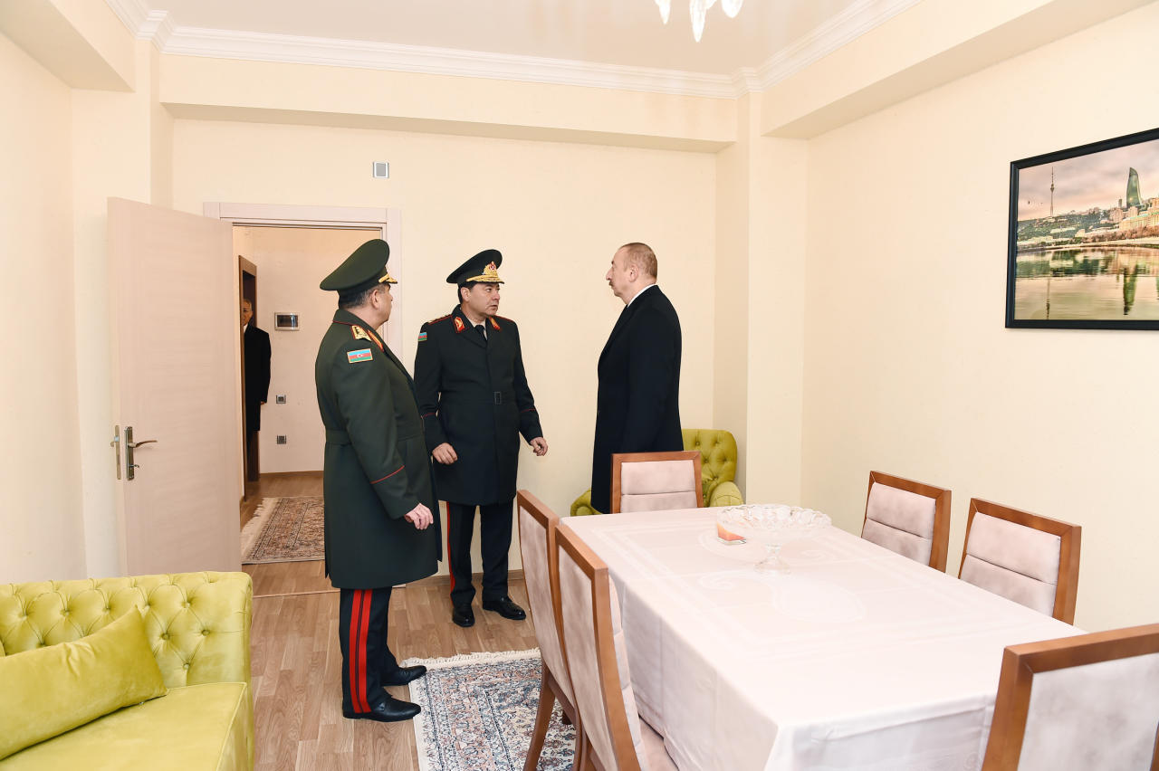 Президент Ильхам Алиев принял участие в церемонии выдачи новых квартир военнослужащим в Баку