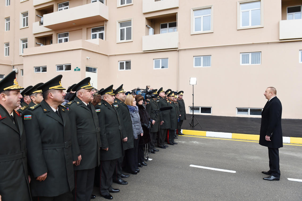 Президент Ильхам Алиев принял участие в церемонии выдачи новых квартир военнослужащим в Баку