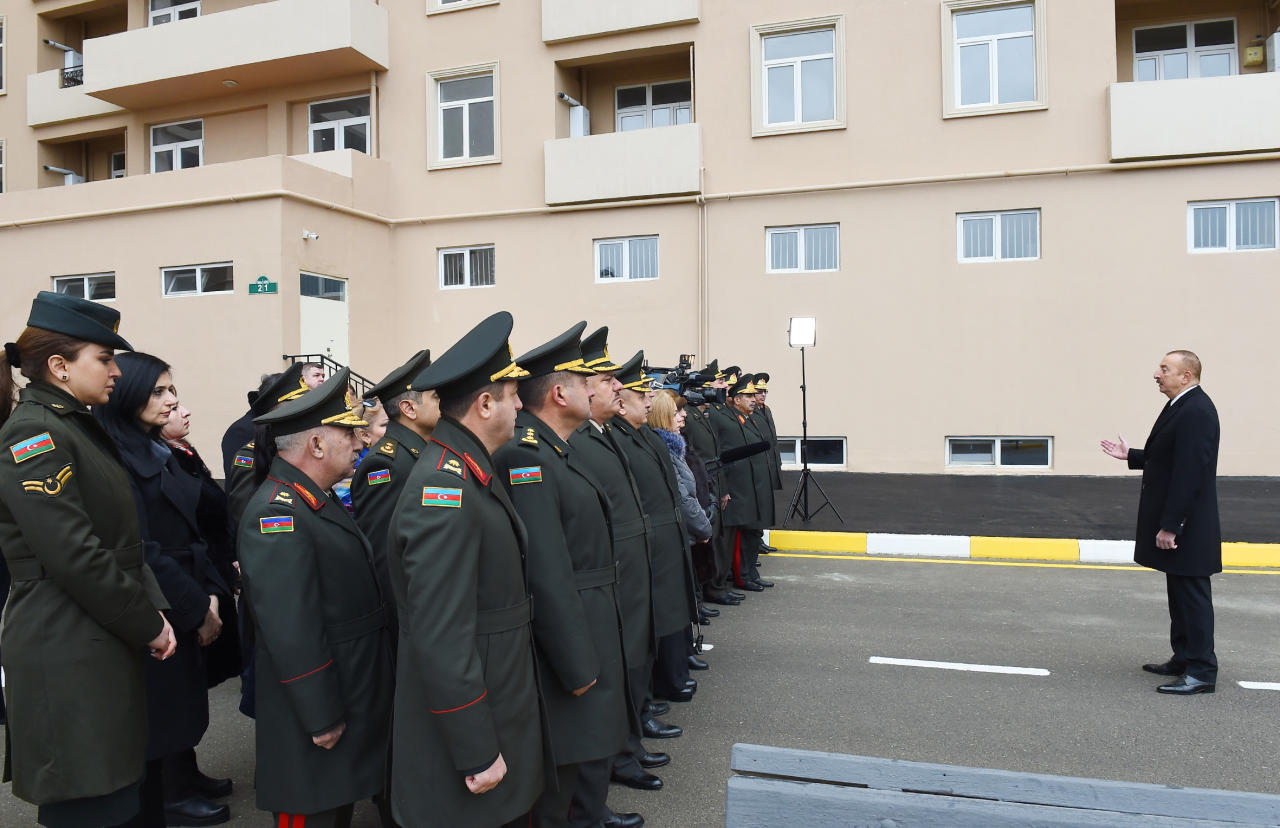 Президент Ильхам Алиев принял участие в церемонии выдачи новых квартир военнослужащим в Баку
