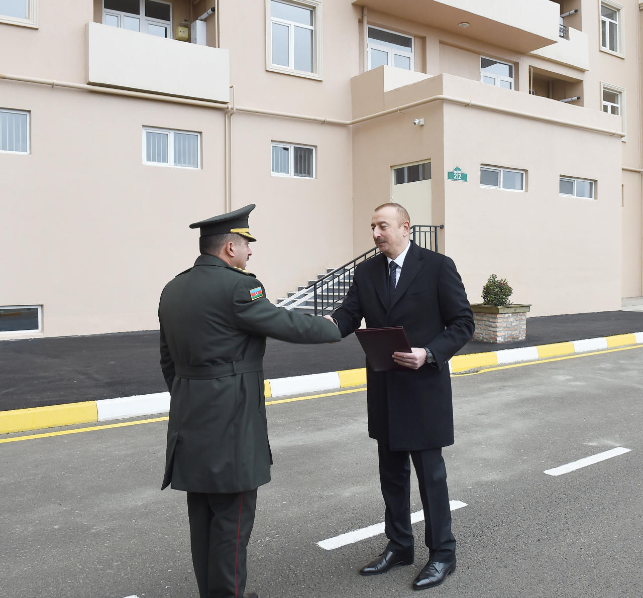 Президент Ильхам Алиев принял участие в церемонии выдачи новых квартир военнослужащим в Баку