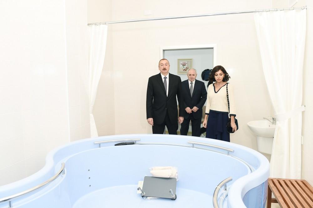 Президент Ильхам Алиев и Первая леди Мехрибан Алиева ознакомились с условиями в Научно-исследовательском институте медицинского восстановления в Баку