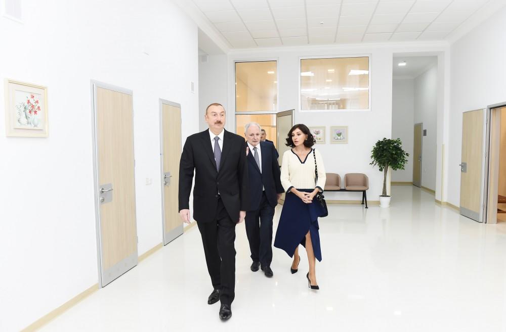Президент Ильхам Алиев и Первая леди Мехрибан Алиева ознакомились с условиями в Научно-исследовательском институте медицинского восстановления в Баку