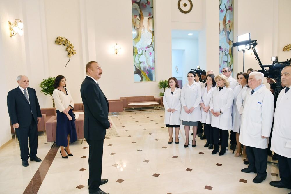 Президент Ильхам Алиев и Первая леди Мехрибан Алиева ознакомились с условиями в Научно-исследовательском институте медицинского восстановления в Баку