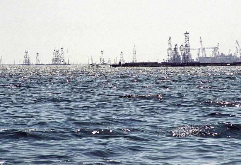 В Каспийском море пропал без вести нефтяник