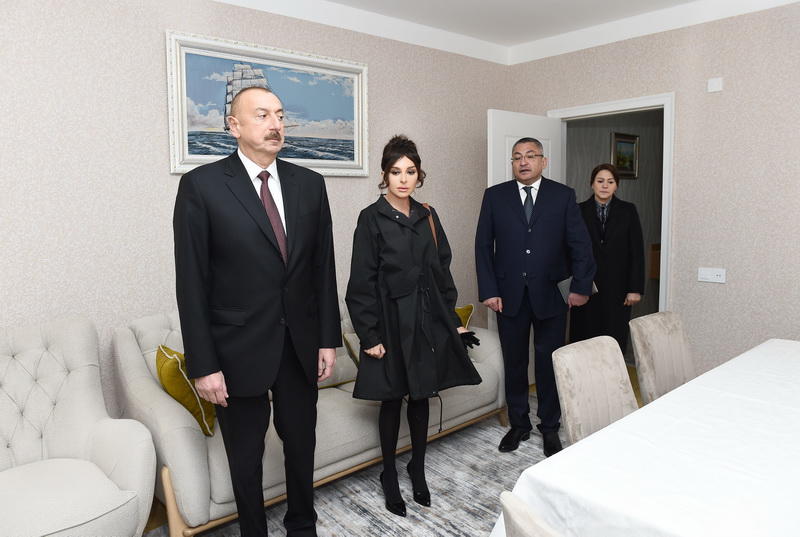 Президент Ильхам Алиев и Первая леди Мехрибан Алиева приняли участие в открытии жилкомплекса для вынужденных переселенцев в Абшероне