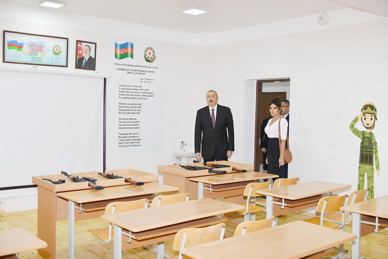 Президент Ильхам Алиев и Первая леди Мехрибан Алиева приняли участие в открытии жилкомплекса для вынужденных переселенцев в Абшероне