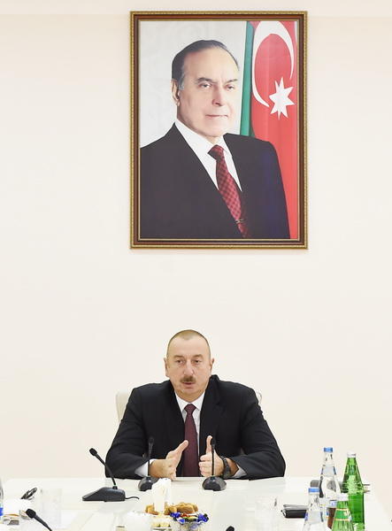 Президент Ильхам Алиев и Первая леди Мехрибан Алиева приняли участие в открытии жилкомплекса для вынужденных переселенцев в Абшероне