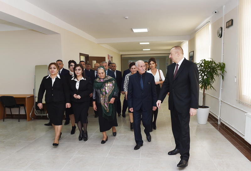 Президент Ильхам Алиев и Первая леди Мехрибан Алиева приняли участие в открытии жилкомплекса для вынужденных переселенцев в Абшероне