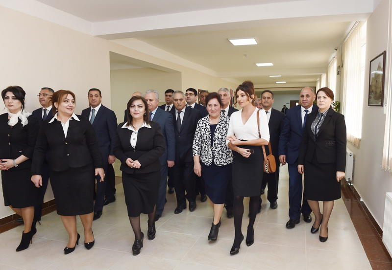 Президент Ильхам Алиев и Первая леди Мехрибан Алиева приняли участие в открытии жилкомплекса для вынужденных переселенцев в Абшероне