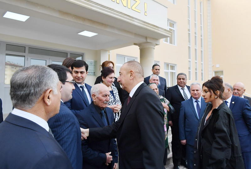 Президент Ильхам Алиев и Первая леди Мехрибан Алиева приняли участие в открытии жилкомплекса для вынужденных переселенцев в Абшероне