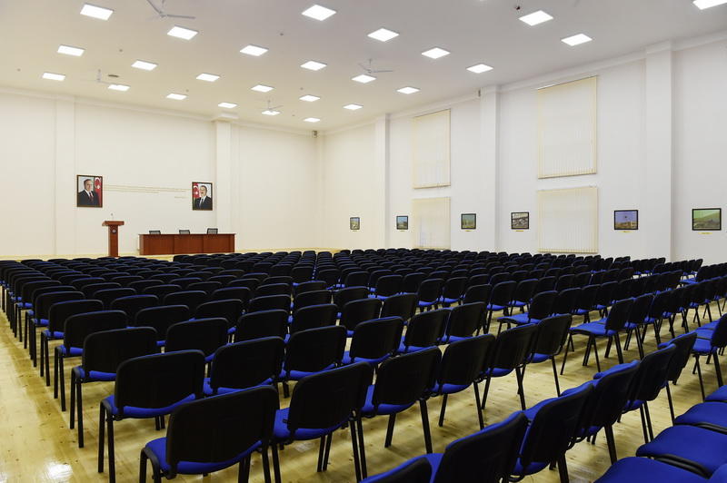 Президент Ильхам Алиев и Первая леди Мехрибан Алиева приняли участие в открытии жилкомплекса для вынужденных переселенцев в Абшероне