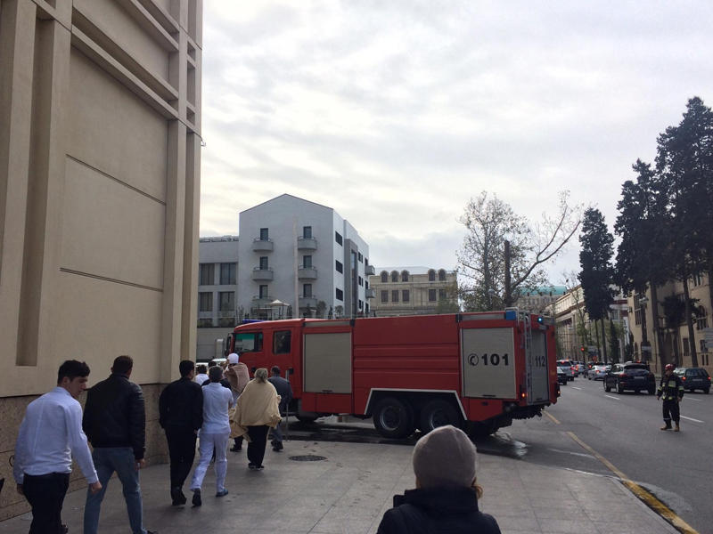 Пожар в известном отеле в Баку