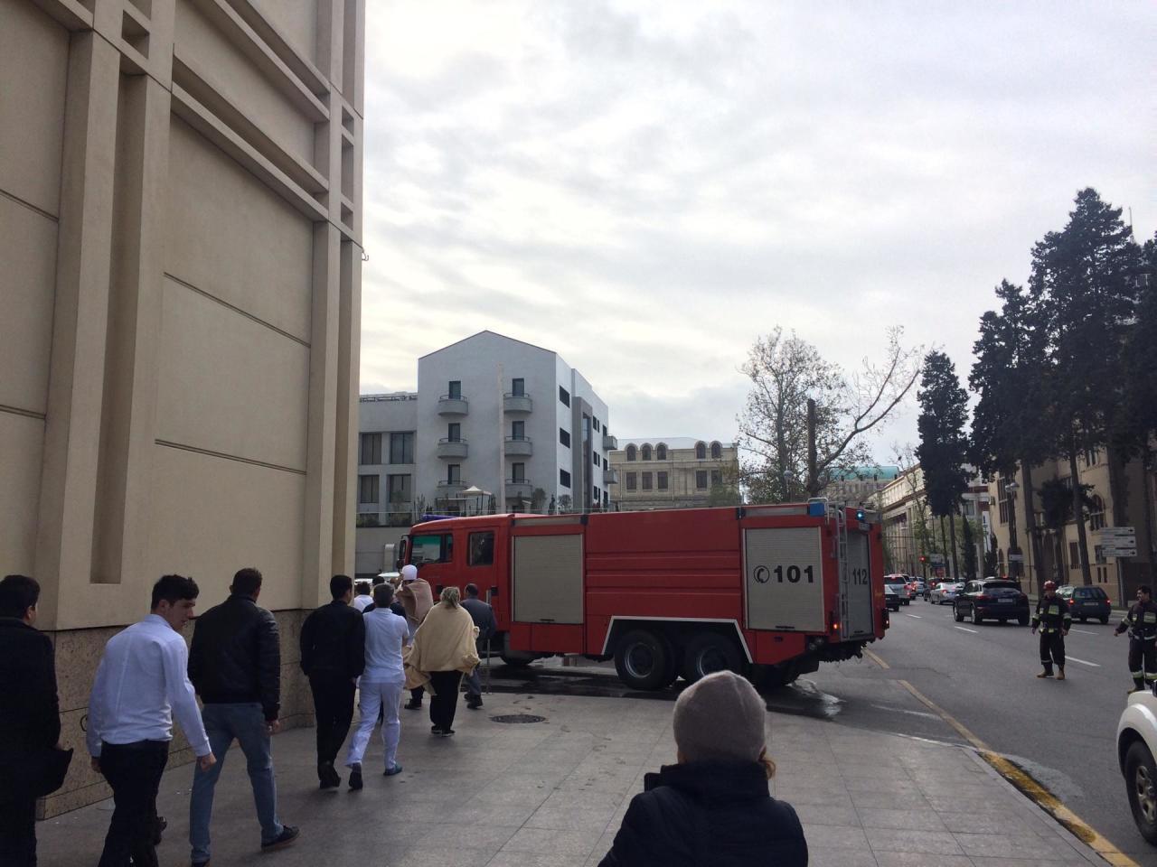 Пожар в известном отеле в Баку