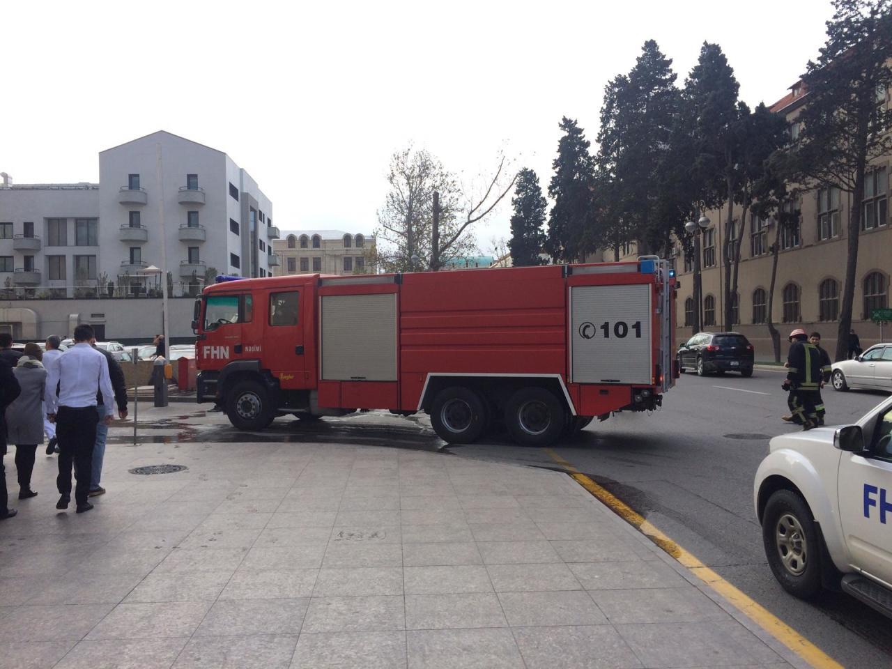Пожар в известном отеле в Баку