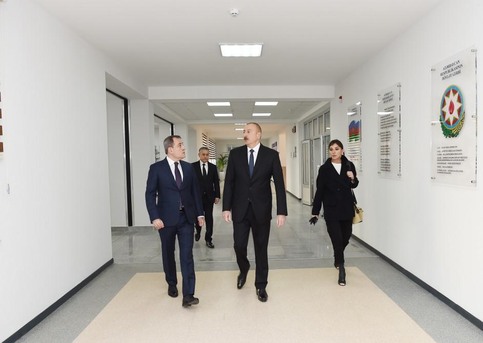 Президент Ильхам Алиев и Первая леди Мехрибан Алиева приняли участие в открытии жилого комплекса в Ясамальском районе