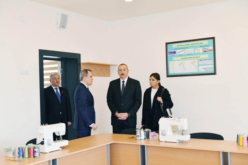 Президент Ильхам Алиев и Первая леди Мехрибан Алиева приняли участие в открытии жилого комплекса в Ясамальском районе
