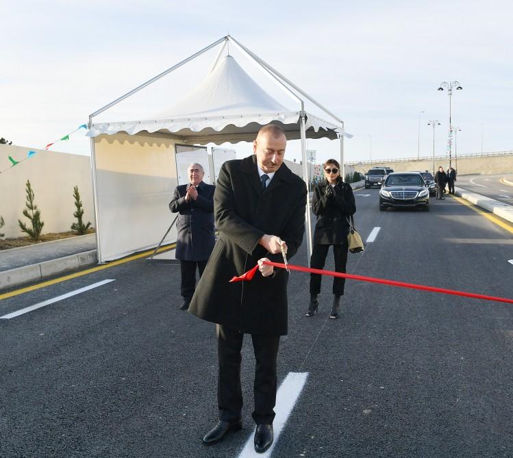 Президент Ильхам Алиев и Первая леди Мехрибан Алиева приняли участие в открытии жилого комплекса в Ясамальском районе