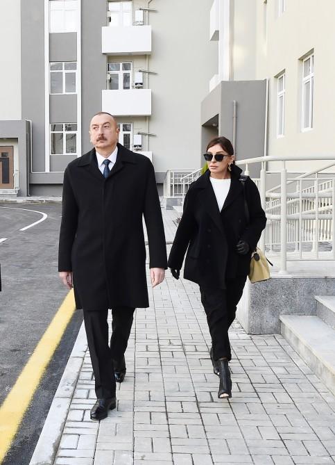 Президент Ильхам Алиев и Первая леди Мехрибан Алиева приняли участие в открытии жилого комплекса в Ясамальском районе