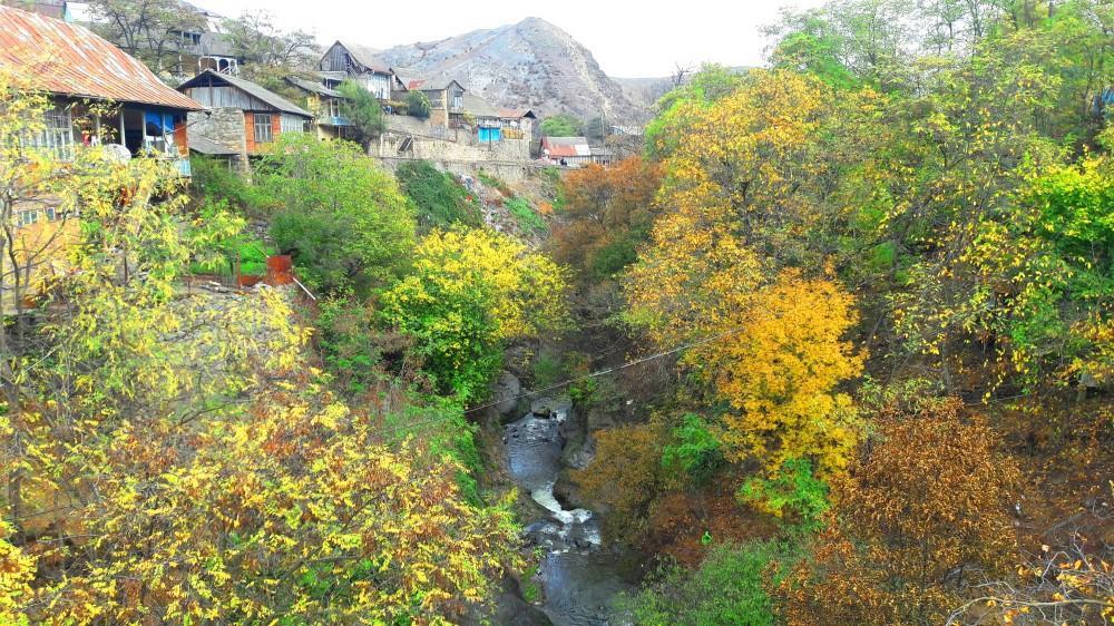 Dağlara sığınan Bayan kəndi