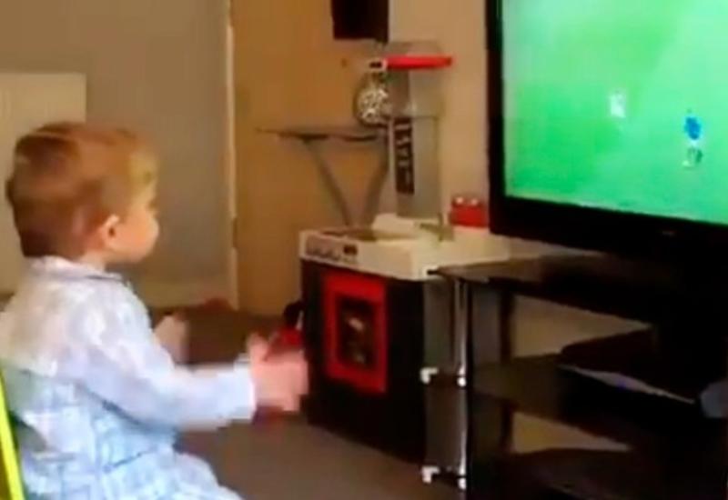 Празднующий гол малыш покорил пользователей сети