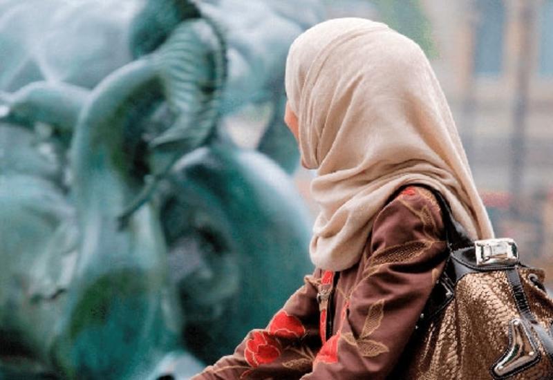 Студентку отчислили из университета за объятия с женихом