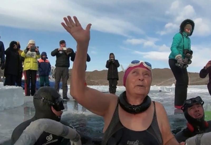 77-летняя пенсионерка проплыла подо льдом Байкала