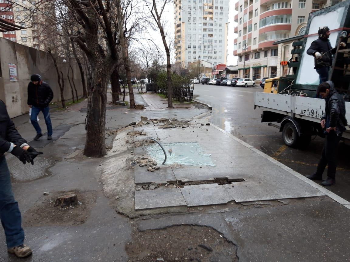 Ураганный ветер в Баку снес автобусную остановку