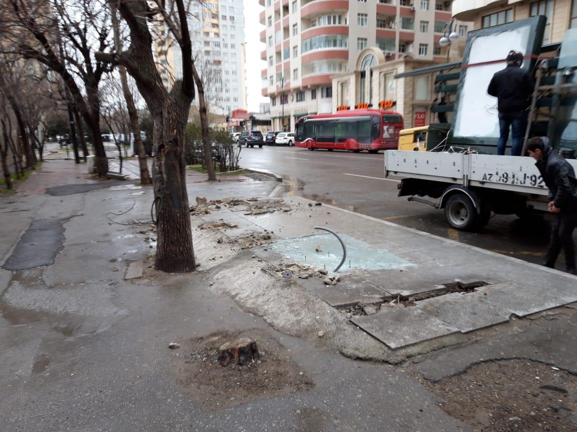 Ураганный ветер в Баку снес автобусную остановку
