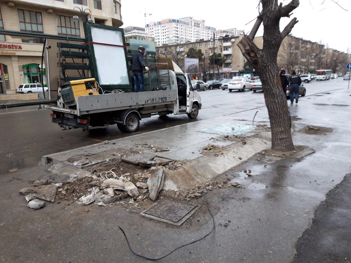 Ураганный ветер в Баку снес автобусную остановку