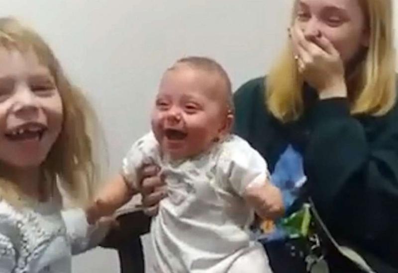Реакция малышки на голос сестры растрогала пользователей соцсетей