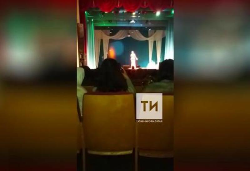 Певица умерла от сердечного приступа на сцене