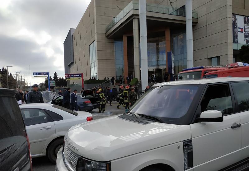 В центре Баку загорелся Mercedes