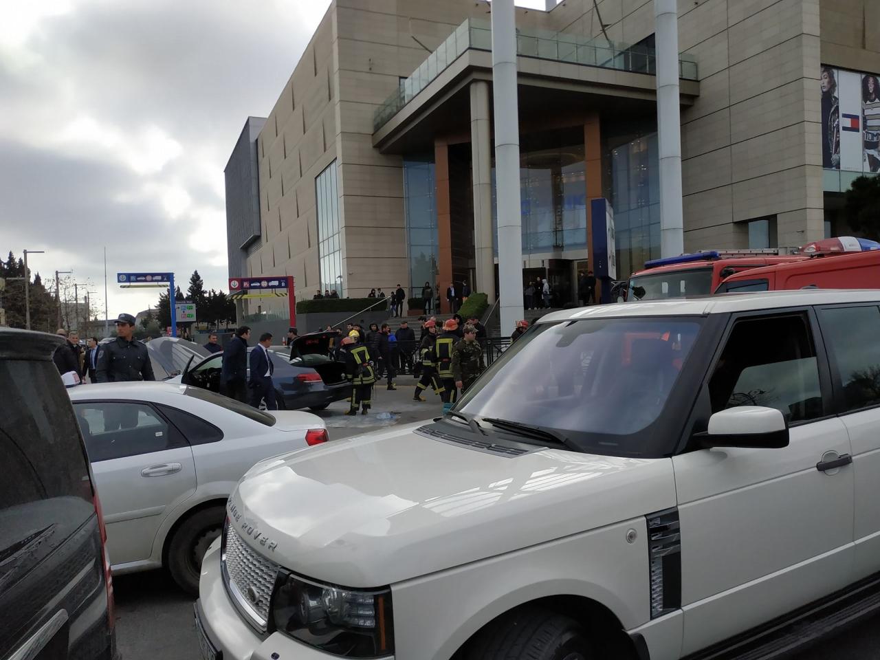 В центре Баку загорелся Mercedes