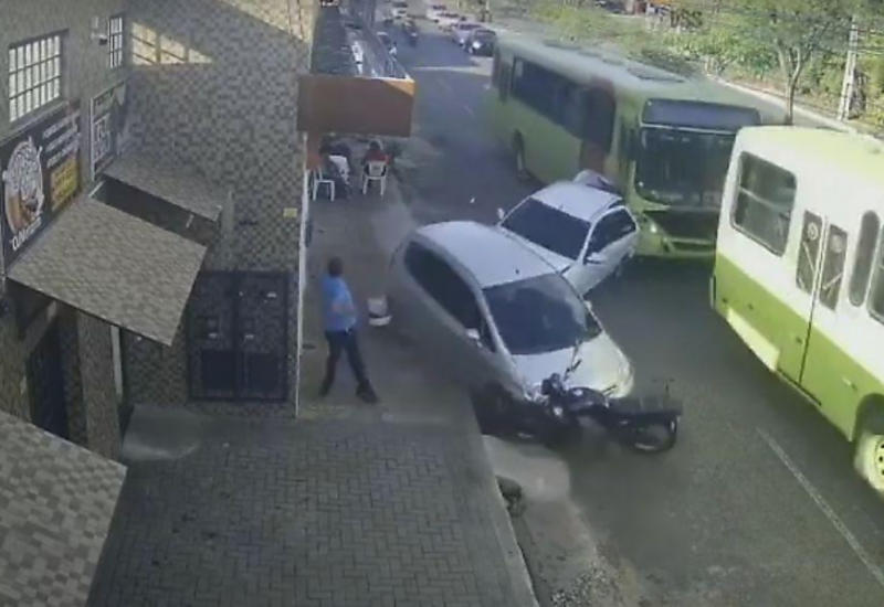 Буксируемый автобус собрал в кучу припаркованные автомобили