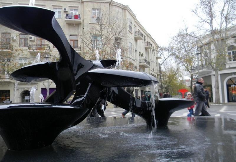 В центре Баку сносится незаконная постройка