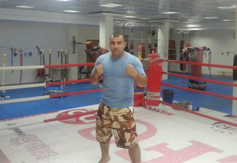 Сотни людей пришли проститься с азербайджанским спортсменом