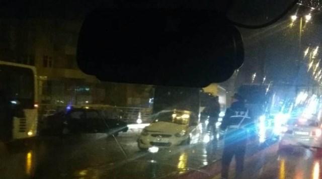 Ziya Bünyadov prospektində qəza nəticəsində yük maşını aşıb, yol bağlanıb