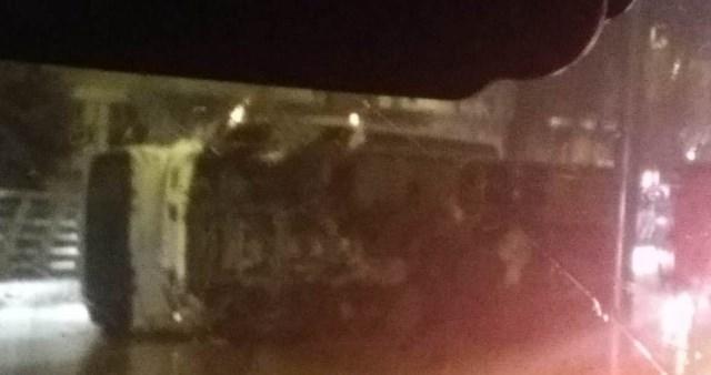 Ziya Bünyadov prospektində qəza nəticəsində yük maşını aşıb, yol bağlanıb